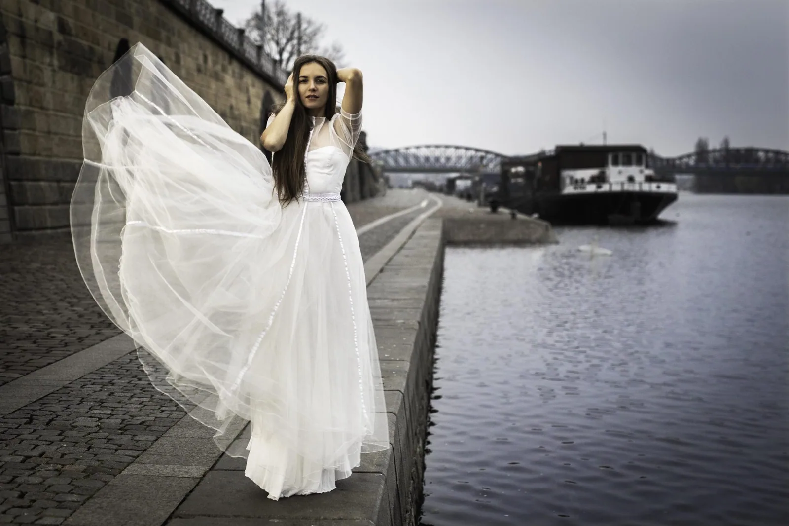 Svatební model u řeky
