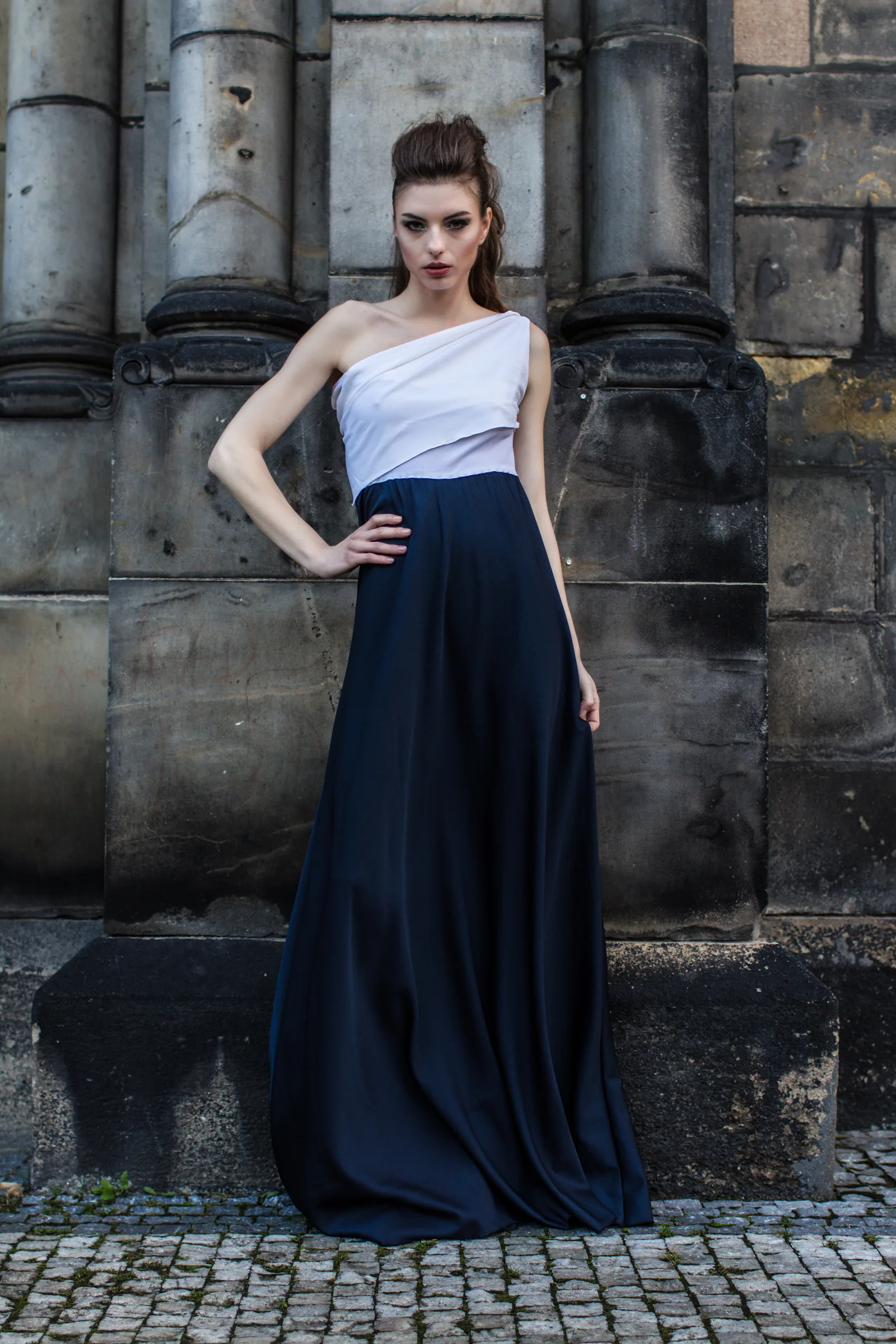 Večerní model mezi sloupy